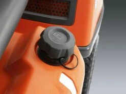 Husqvarna Rider R 316T AWD 15 Husqvarna Rider R 316T AWD -Gartengeräte Geschäft Aussenliegender Tankdeckel 1
