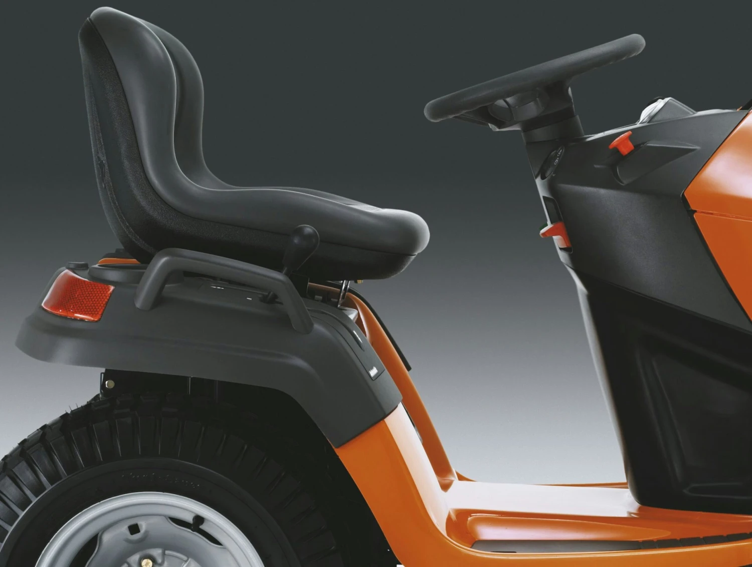 Husqvarna Gartentraktor TC 139T 2 Husqvarna Gartentraktor TC 139T – Bild 2