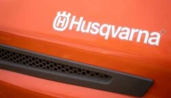 Husqvarna Rasentraktor TC 138 31 Husqvarna Rasentraktor TC 138 -Gartengeräte Geschäft Husqvarna Rasentraktor TC 138 aktuellstes Modell 97 cm Schnittbreite Namensschild Husqvarna Logo