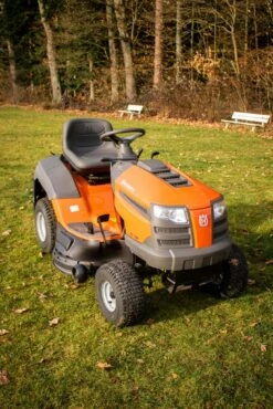 Husqvarna Rasentraktor TC 138 22 Husqvarna Rasentraktor TC 138 -Gartengeräte Geschäft Husqvarna Rasentraktor TC 138 aktuellstes Modell 97 cm Schnittbreite schraeg frontal