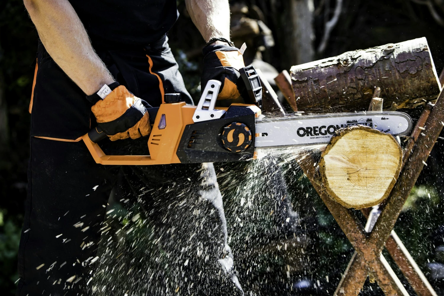 Yardforce LS C35 - Akku-Kettensäge 20V Inkl. 2x 2 Ah-Akku + Doppelladegerät 8 Yardforce LS C35 - Akku-Kettensäge 20V Inkl. 2x 2 Ah-Akku + Doppelladegerät – Bild 8